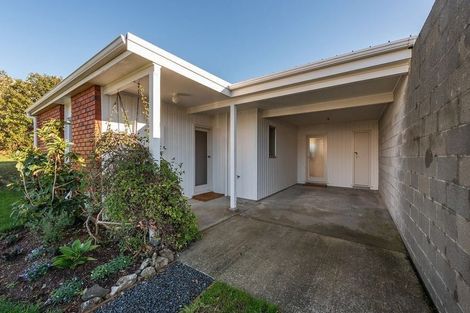 Photo of property in 39 Colchester Crescent, Newlands, Wellington, 6037