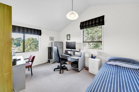 Photo of property in 4 Sequoia Grove, Merrilands, New Plymouth, 4312