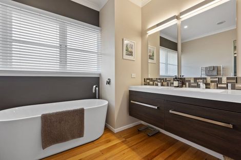 Photo of property in 124 Carrington Street, Lower Vogeltown, New Plymouth, 4310