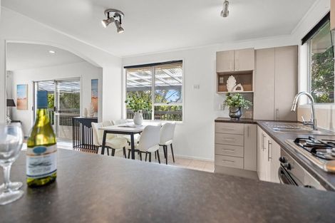Photo of property in 21 Celeste Place, Totara Vale, Auckland, 0627