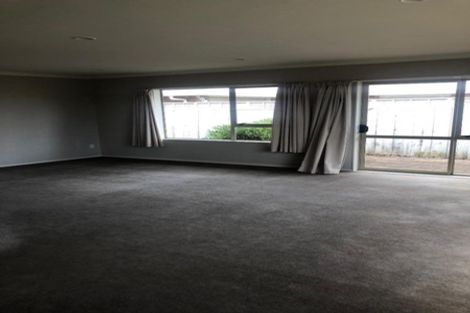 Photo of property in 17 Balmerino Grove, Waikanae, 5036