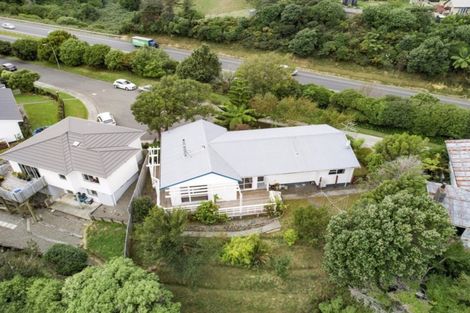 Photo of property in 24 Bartlett Grove, Tawa, Wellington, 5028