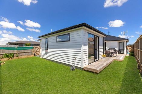 Photo of property in 2 Poutawa Lane, Clarks Beach, 2122