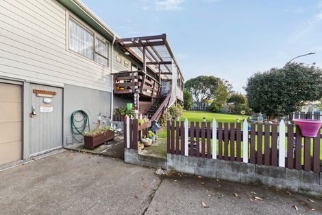 Photo of property in 1 Airedale Place, Waitara, 4320
