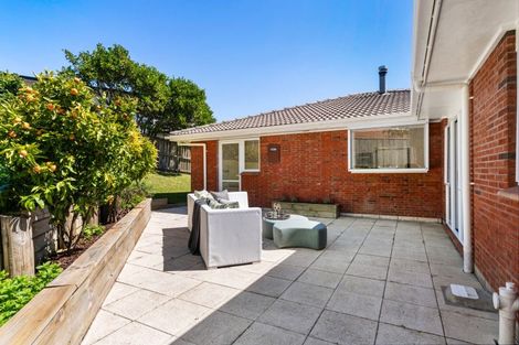 Photo of property in 15 Pickwick Parade, Mellons Bay, Auckland, 2014