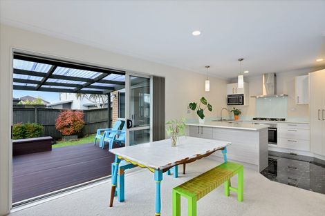 Photo of property in 106c Simpson Road, Henderson Valley, Auckland, 0614