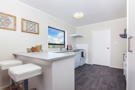 Photo of property in 77a Manhattan Heights, Glendene, Auckland, 0602