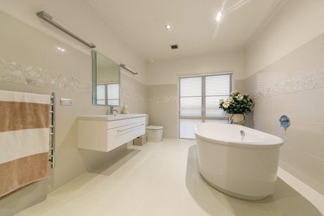 Photo of property in 7 Burgundy Park Avenue, Henderson, Auckland, 0612