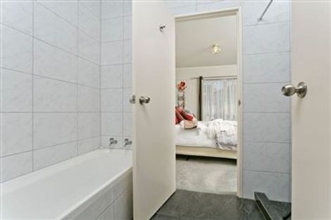 Photo of property in 4 Owl Court, Unsworth Heights, Auckland, 0632