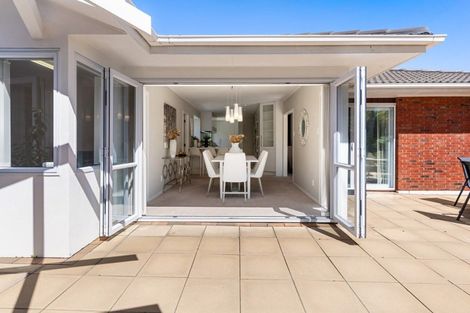 Photo of property in 15 Pickwick Parade, Mellons Bay, Auckland, 2014