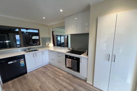 Photo of property in 32 Jillteresa Crescent, Half Moon Bay, Auckland, 2012