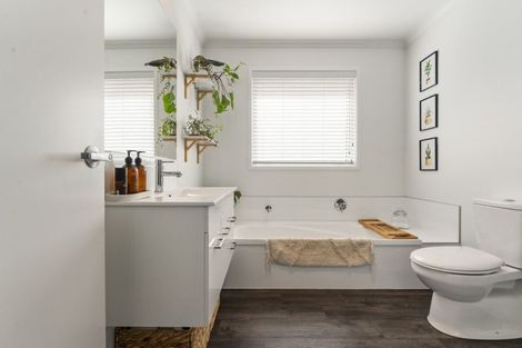 Photo of property in 19 Silver Fern Lane, Papamoa, 3118