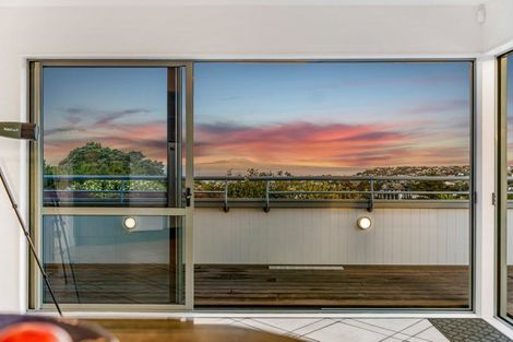 Photo of property in 2/24 Carlisle Road, Browns Bay, Auckland, 0630