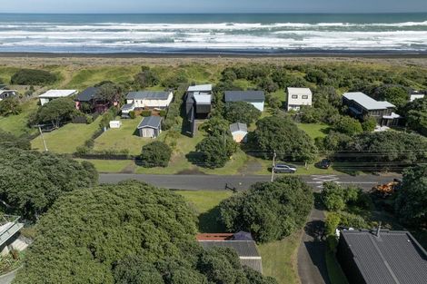 Photo of property in 35 North Piha Road, Piha, 0772