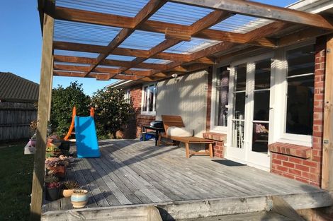 Photo of property in 15 Rixon Place, Te Atatu Peninsula, Auckland, 0610