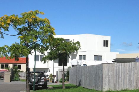 Photo of property in 13 Tollana Road, Te Atatu Peninsula, Auckland, 0610