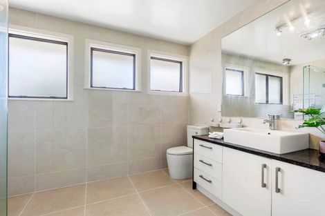 Photo of property in 21 La Trobe Street, Pakuranga Heights, Auckland, 2010