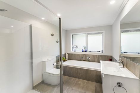 Photo of property in 10 Grenache Way, Kumeu, 0810