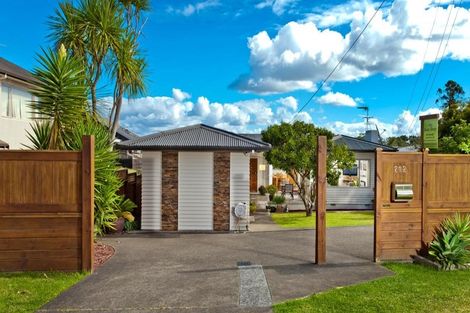 Photo of property in 212 East Coast Road, Forrest Hill, Auckland, 0620