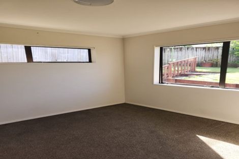 Photo of property in 15 Spoonbill Place, Unsworth Heights, Auckland, 0632