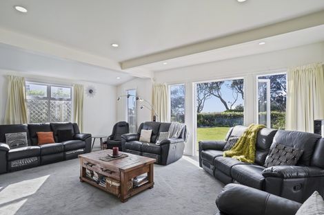 Photo of property in 1 Kawaroa Close, New Plymouth, 4310