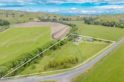 Photo of property in 978 Pourerere Road, Omakere, Waipawa, 4271