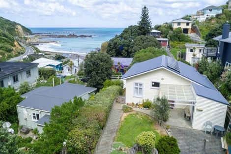 Photo of property in 16 Cave Road, Houghton Bay, Wellington, 6023