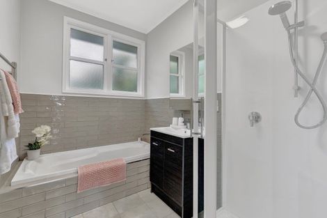 Photo of property in 180a Old Titirangi Road, New Lynn, Auckland, 0600