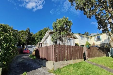 Photo of property in 72 Stewart Drive, Newlands, Wellington, 6037