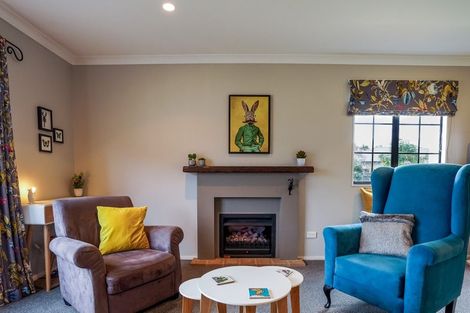 Photo of property in 16 La Lena Grove, Fitzherbert, Palmerston North, 4410