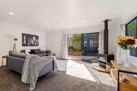 Photo of property in 2/5 Remus Place, Totara Vale, Auckland, 0629