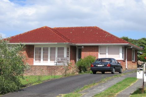 Photo of property in 31 Fairclough Road, Beach Haven, Auckland, 0626