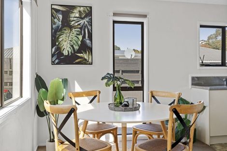 Photo of property in 118 Riversdale Drive, Merrilands, New Plymouth, 4312