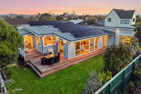 Photo of property in 42a Old Lake Road, Narrow Neck, Auckland, 0624
