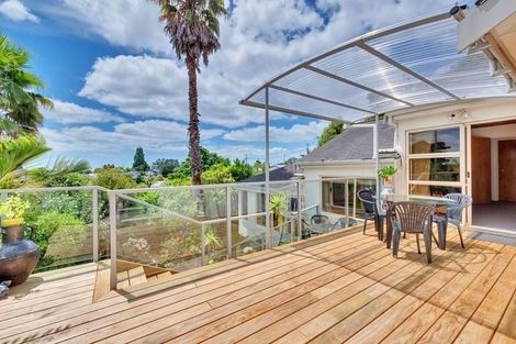 Photo of property in 1/8 Sunset Road, Unsworth Heights, Auckland, 0632