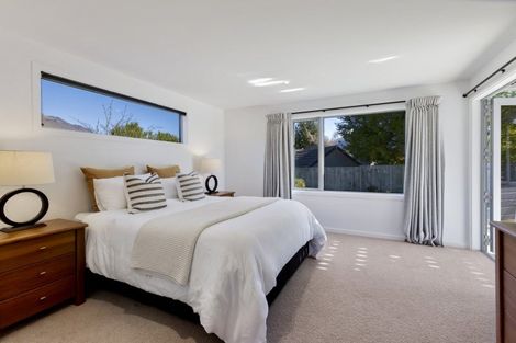Photo of property in 5 Cedar Drive, Kelvin Heights, Queenstown, 9300