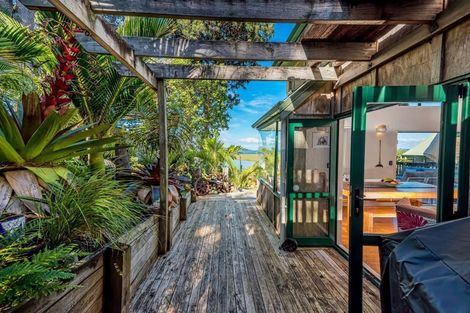 Photo of property in 215 West Harbour Drive, West Harbour, Auckland, 0618