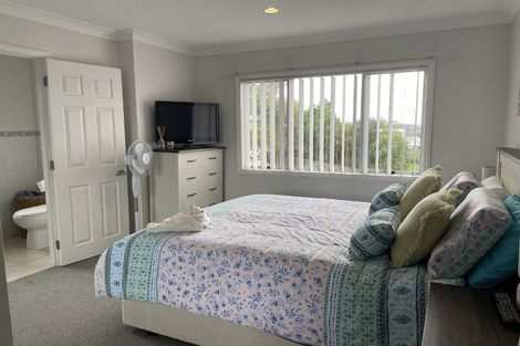 Photo of property in 3 Trelawn Place, Cockle Bay, Auckland, 2014