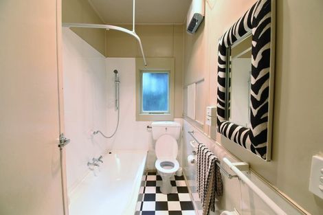 Photo of property in 16 Marine Parade, Macandrew Bay, Dunedin, 9014