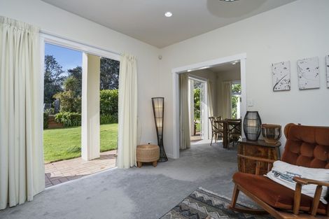 Photo of property in 1 Kawaroa Close, New Plymouth, 4310