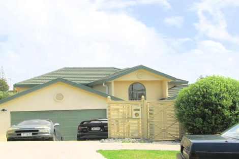 Photo of property in 14 Maidstone Place, Oteha, Auckland, 0632