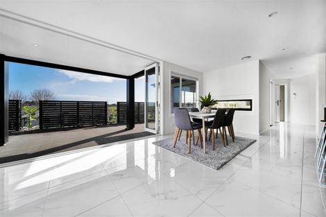 Photo of property in 4 Vardon Way, Waiwhakaiho, New Plymouth, 4312