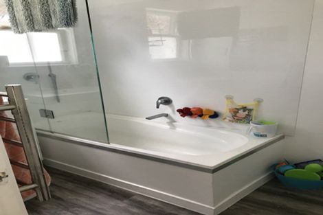 Photo of property in 9a Tahapa Crescent, Meadowbank, Auckland, 1072