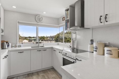 Photo of property in 27 Brookesmith Drive, Waiuku, 2123