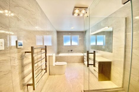 Photo of property in 70 Donegal Park Drive, Flat Bush, Auckland, 2019