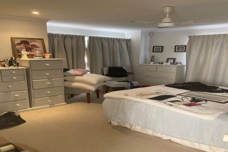 Photo of property in 1/18 Holdaway Avenue, Northcote, Auckland, 0627