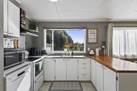 Photo of property in 35 Riversdale Drive, Merrilands, New Plymouth, 4312