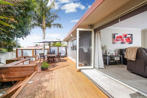 Photo of property in 13 Bridgehead Cove, West Harbour, Auckland, 0618