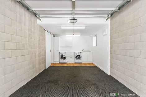 Photo of property in 122 Nicholson Road, Khandallah, Wellington, 6035