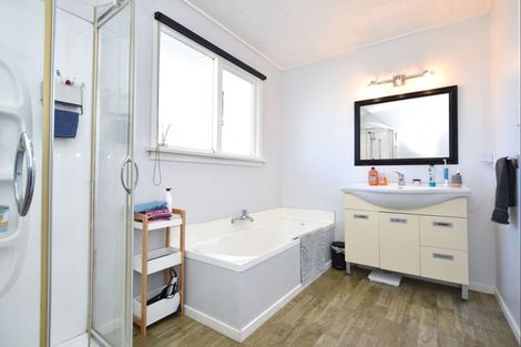 Photo of property in 28 Great North Road, Winton, 9720